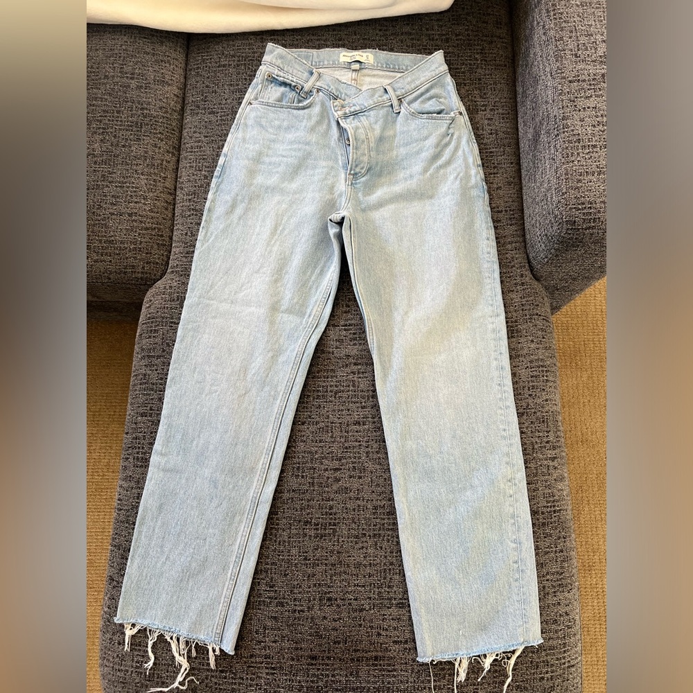 Abercrombie and Fitch - the Dad high-rise Jean in curve love size 4. Light wash.